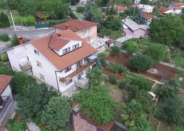 Crown Rd Апартаменты *